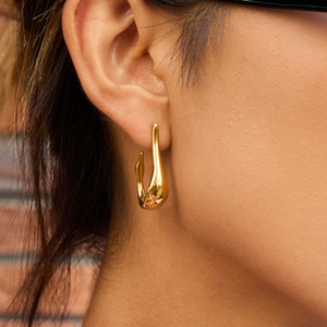 J & D Trendy Fashion Hoop Earring 18K Chapado en oro Acero inoxidable Clásico Irregular Pulido U Shape Hollow CC Hoop Earring - Product Image 1
