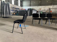 Chaise de conférence commerciale empilable moderne avec crochets de liaison, dossier autoportant, sièges rembourrés durables pour réunions et grands événements