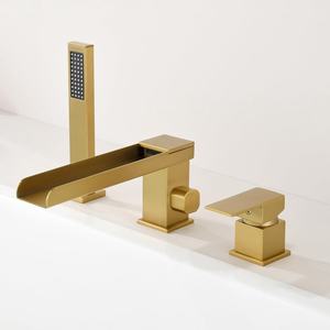 Grifo de bañera de latón dorado de un solo orificio para montaje en cubierta, juego de 3 orificios, con caño en <span class=keywords><strong>cascada</strong></span> y válvula pulverizadora de mano para uso hotelero - Product Image 1