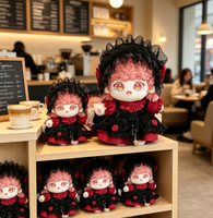 Poupée en peluche Lolita Gothique Nocturne avec bonnet en dentelle noire, volants rouges, cheveux roses, yeux étoilés et breloque croix personnalisée