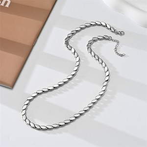 Collier et bracelet minimalistes en acier titane plaqué or 18 carats, bijoux unisexes tendance, design géométrique - Product Image 3