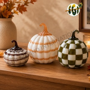 Ensemble de citrouilles en verre soufflé artisanal de luxe, motifs rayés orange, blanc et vert olive, figurines décoratives en verre soufflé Shri - Product Image 3