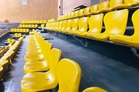 Siège de stade moulé par injection en PP, chaise durable pour gradins et tribunes, idéale pour les arènes sportives