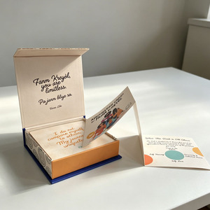 Tarjetas de Afirmaciones Diarias para Mujeres, Tarjetas con Citas Motivacionales Premium con Soporte de Escritorio en Caja de Regalo Magnética de Lujo - Product Image 2
