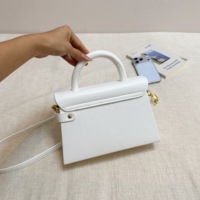 Sac à main carré personnalisé pour femme, avec bouton décoratif, fermoir métallique et rabat supérieur, sac bandoulière de luxe pour femme