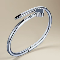 Bracelet tendance avec logo personnalisé, acier inoxydable plaqué or 18 carats PVD, design clou, étanche, bijoux fins pour cadeau d'anniversaire