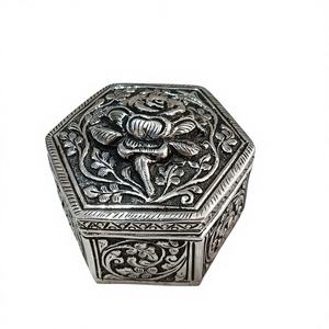 Boîte de rangement en métal de luxe de haute qualité avec design sculpté, organisateur décoratif élégant pour la maison, le bureau ou le bureau de travail par Tradebyd - Product Image 1