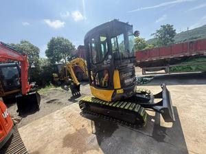 Miniexcavadora Komatsu PC30 usada, equipada con cabina completamente cerrada, ideal para paisajismo, obras municipales y construcción agrícola. - Product Image 2