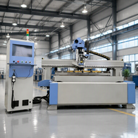 Machine de fraisage CNC pour le travail du bois en extérieur 1325 avec aspiration et table à rainures en T pour la production de clôtures, de portails et de terrasses