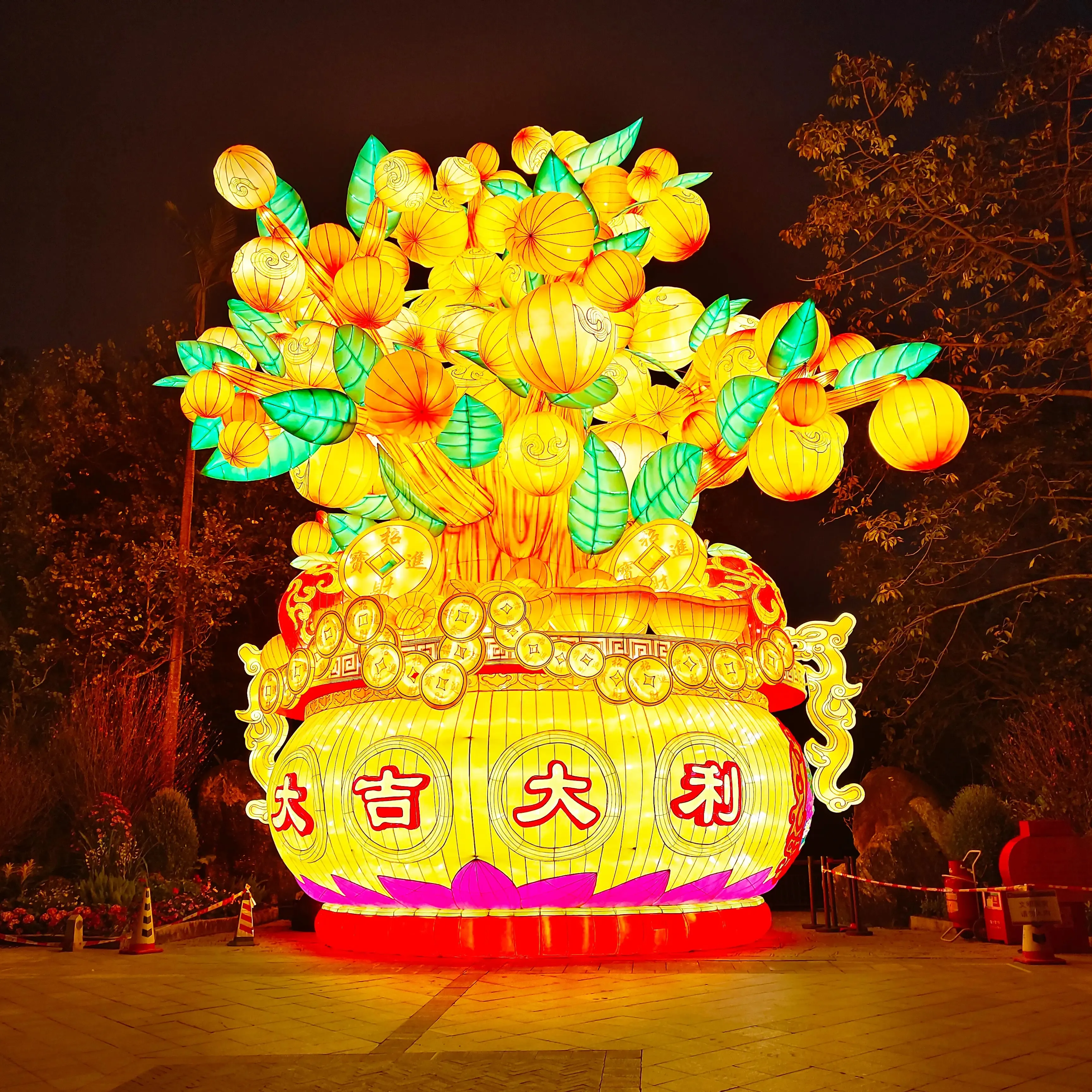 Lentera kain Cina besar luar ruangan, lentera sutra Tahun Baru tradisional untuk dekorasi Imlek