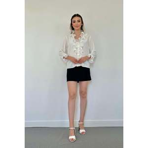 Chemise élégante en mousseline de soie blanche pour femme avec col à volants, style décontracté pour tous les jours - Product Image 2