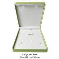 Boîte à bijoux avec éclairage LED, extérieur en cuir PU, doublure en velours, logo personnalisé, rangement pour bagues, pendentifs, bracelets, coffret cadeau