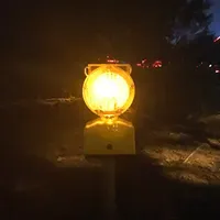 Panneau solaire ambre de sécurité LED Barricade Traffic Flashing Warning Lamp Light