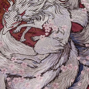 เสื้อแจ็คเก็ตวิทยาลัยแบบกำหนดเองสำหรับผู้ชายและผู้หญิง แจ็คเก็ตเบสบอลผ้าซาตินปักลาย แจ็คเก็ตบอมเบอร์แบบกลับด้านได้ บาง น้ำหนักเบา เป็นมิตรกับสิ่งแวดล้อม คุณภาพสูง ขายส่ง - Product Image 4