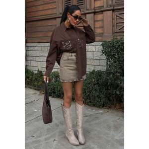 Camisa de Popelina Marrón con Detalle de Ojales Metálicos, Blusa Casual para Mujer, Cierre de Botones, Talla 3453 - Product Image 4