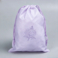 Housse de protection réutilisable pour vêtements en tissu non tissé, motif dessin animé simple, fermeture à cordon, logo personnalisé, directement de l'usine