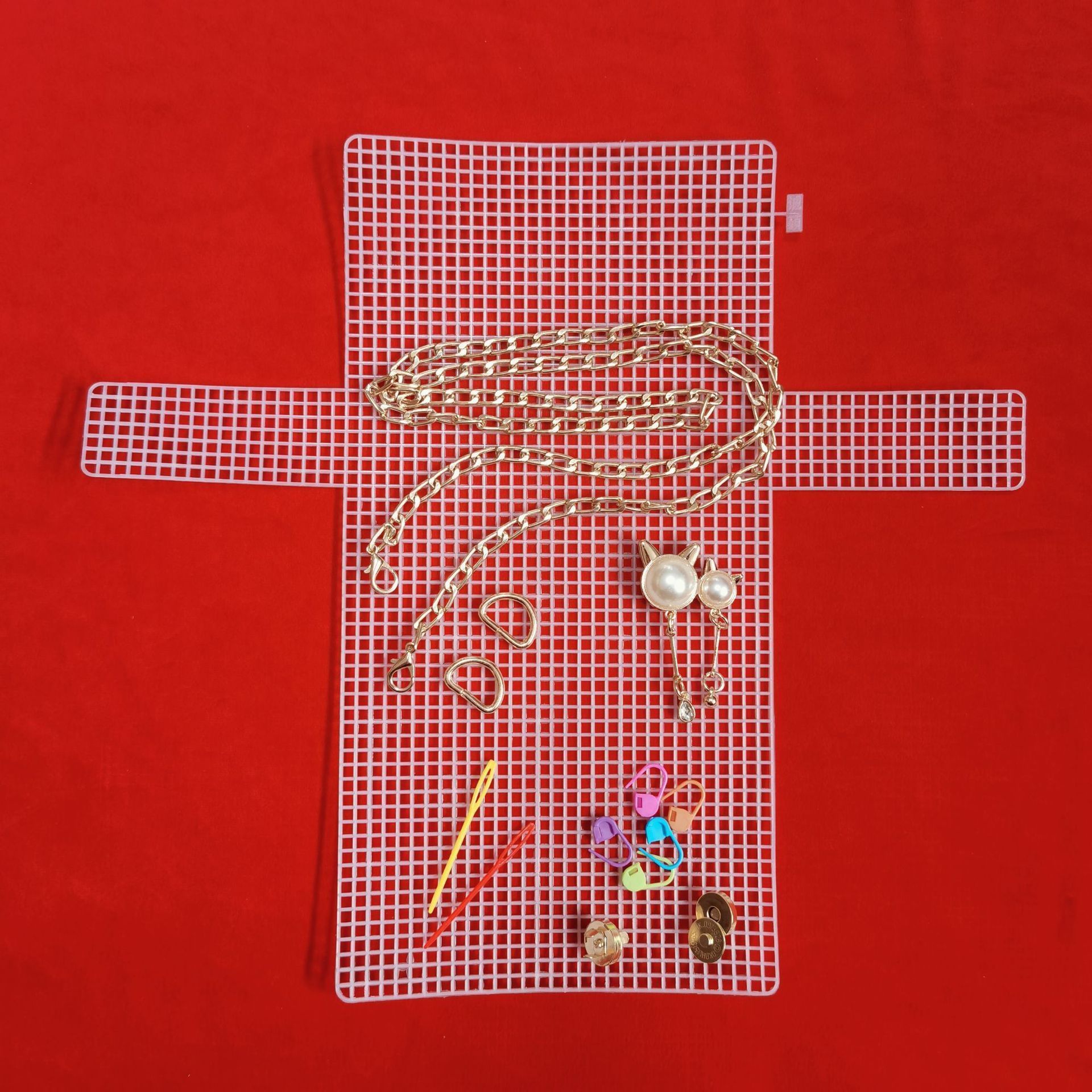 Ensemble de matériel pour tête de chat en perles, une pièce.