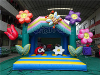 Château gonflable à motif floral en carton, très populaire, pour enfants, avec obstacles, personnalisable, pour fêtes en extérieur et jeux de jardin
