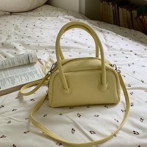 Bolso Boston amarillo con correa ajustable y cierre de cremallera para uso diario, bolso de pecho para mujer - Product Image 2