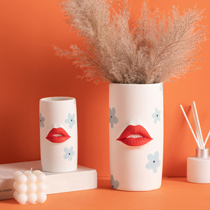 Jarrón de Cerámica con Diseño Creativo de Labios Rojos, Pintado a Mano, para Decoración de Hotel, Hogar u Oficina - Product Image 2