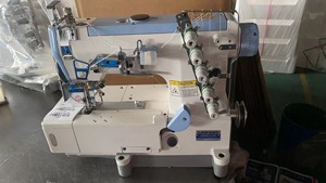 Machine à coudre industrielle modèle W500 à lit plat, point de recouvrement, alimentation manuelle, en fer, pour la confection de cols - Product Image 3