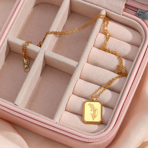 Collar con colgante de flor de nacimiento cuadrado impermeable, collar de flor de Tarot de acero inoxidable chapado en oro de 18K para mujer - Product Image 3