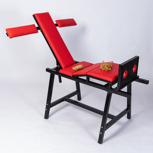 Chaise de positionnement BDSM pour jeux sexuels, avec attaches de cheville, menottes, et dispositifs de retenue corporelle pour stimulation des pieds et bondage des mains, pour la domination et la soumission. - Product Image 2