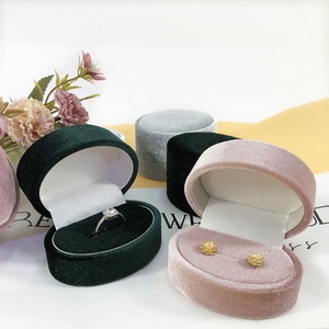 Boîte à bijoux ovale en velours multi-usages |   Insert universel pour boucles d'oreilles et pendentifs |   Logo personnalisé disponible - Product Image 1