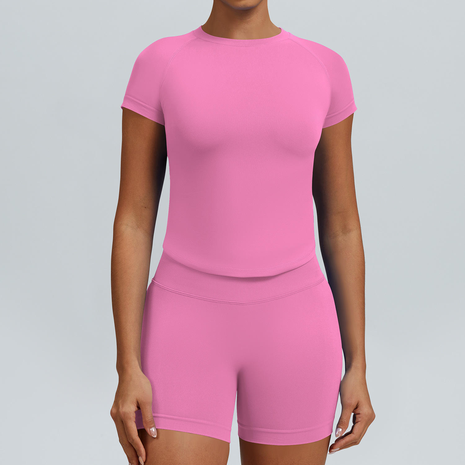 เสื้อแขนสั้นลายดอกไม้สีชมพูและกางเกงขาสั้น