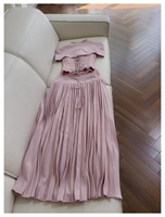 OUDINA Nouvelle Collection : Ensemble Trois Pièces Rose Décontracté avec Haut à Corsage Structuré, Jupe Plissée et Cape Longue pour Femme