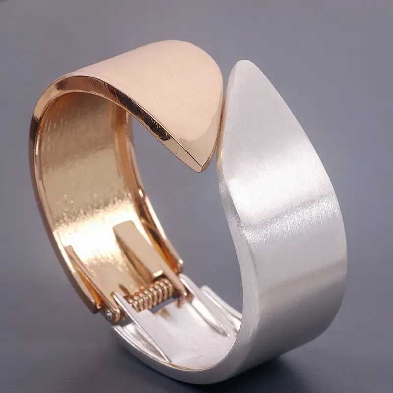 Design de luxe alliage manchette Bracelets Bracelets pour femmes déclaration Punk Hiphop large grand bracelet en métal 2022 bijoux à la mode accessoires
