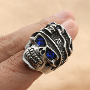 Anillo de Calavera Azul Plateado, Joyería Punk Retro para Hombre, Regalo - Product Image 3