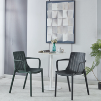 Meilleure vente Chaise en plastique blanche à bras empilable Chaise de salle à manger au design moderne pour la maison, le bureau et la salle à manger Mobilier de maison polyvalent