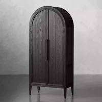 Armoire de rangement moderne en chêne massif noir cintrée, style luxe discret, pour chambre principale, villa, appartement ou projet.