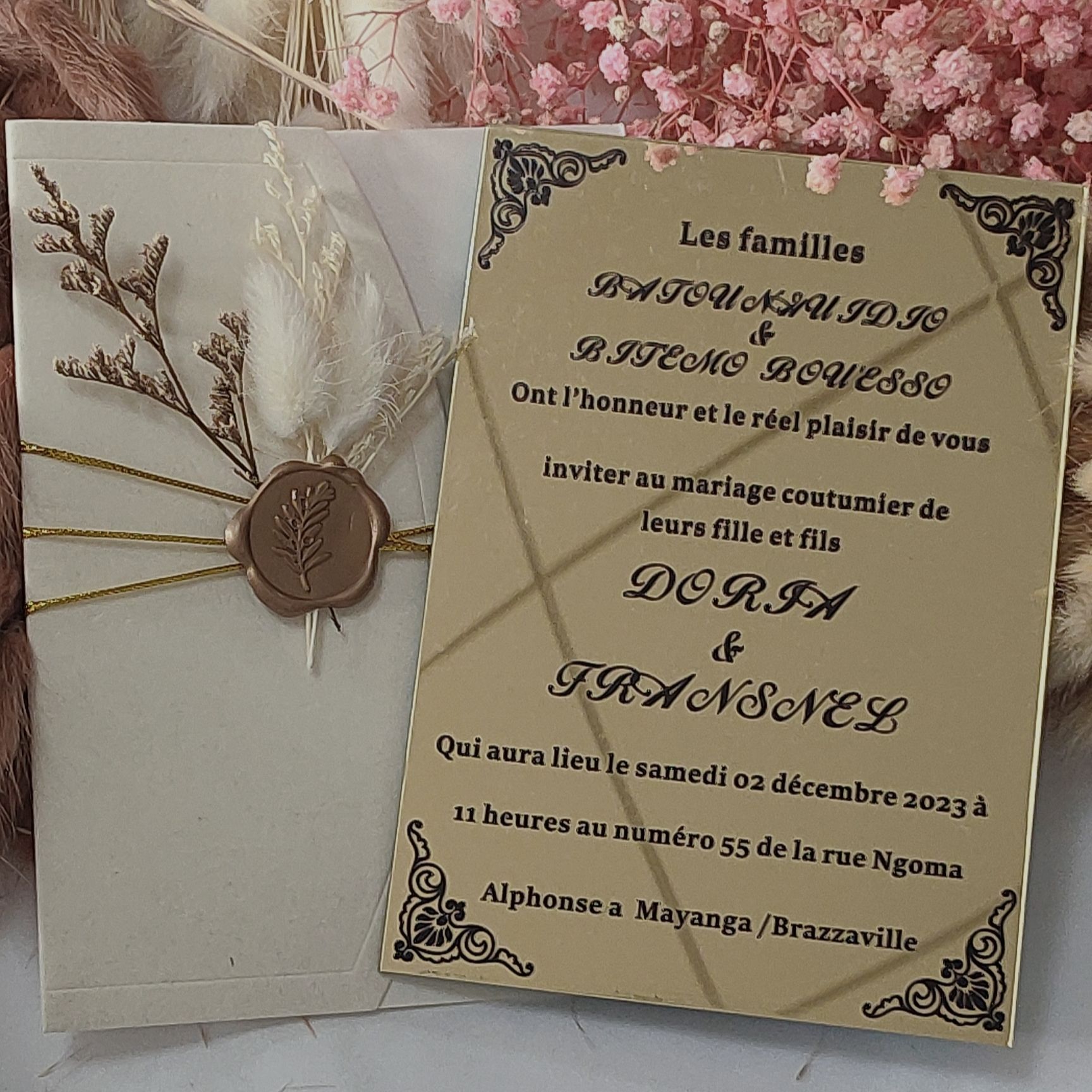 สีเบจพร้อมกระจกสีทอง