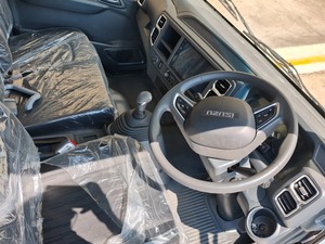 Camión Chasis Isuzu LHD 4x2 <span class=keywords><strong>con</strong></span> Cabina Blanca de Fábrica, Chasis de Acero Desnudo para Montaje de Carrocería de Furgón, Caja Refrigerada y <span class=keywords><strong>Plataforma</strong></span> Abatible - Product Image 3