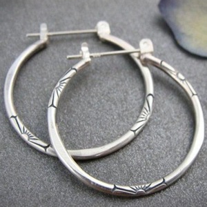 Orecchini a Cerchio Floreali Argento per Donne, Gioielli Vintage Ispirati con Design Unico a Fiore - Product Image 3