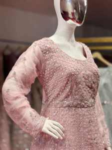 Lehenga Choli de créateur en tissu filet avec embellissements artisanaux et pierres scintillantes, longueur ras du sol, semi-couture, tenue de soirée nuptiale - Product Image 2