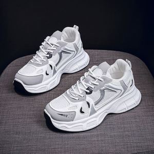 Une chaussure de sport pour femme de style coréen tendance avec un design en maille blanche et grise pour les passionnés de streetwear d'automne - Product Image 2