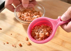 Nouveaux gobelets et cuillères pliables personnalisés en silicone de qualité alimentaire pour la mesure des liquides et des aliments secs - Product Image 3