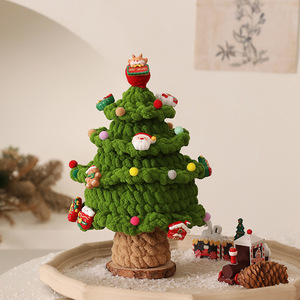 DAMAI Adorno de Mesa de Árbol de Navidad Mini Hecho a Mano de Ganchillo, Decoración de Escritorio Tejida con Dijes de Resina de Papá Noel, Verde Blanco Rojo - Product Image 5