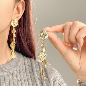 Pendientes Huggie de Alta Gama Estilo Europeo Americano para Mujer, Aguja de Plata, Borla Plisada, Circonita, Aleación Chapada en Oro de Moda - Product Image 1