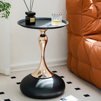 Table d'appoint de luxe en métal pour le salon Mini table d'angle simple pour chambre à coucher Table basse pour appartement Table de chevet