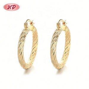 ต่างหูห่วงทองชุบ 18K ดีไซน์หรูหราจาก Joyeria Bisuterias Oro สำหรับผู้หญิง - Product Image 1