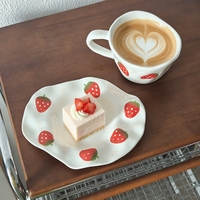 Tasse à café et soucoupe en céramique en forme de fraise façonnée à la main, 200 ml, forme ondulée irrégulière, pour la maison et le café