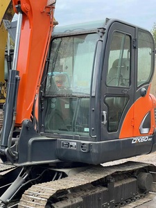 Mini-excavatrice sur chenilles hydraulique Doosan DX60LC, couleur orange, équipement de construction - Product Image 5