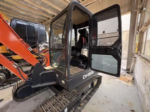 รถขุดตีนตะขาบ Doosan DH55 สีส้ม อุปกรณ์ก่อสร้างสำหรับงานหนัก มือสอง - Product Image 6