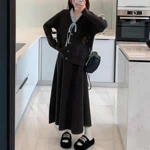 Ensemble tricoté doux et rétro pour <span class=keywords><strong>femme</strong></span>, avec boutons, au-dessus du genou, pour un look jeune et élégant, Nouvelle Collection Hiver 2025, Cardigan et Jupe deux pièces - Product Image 4