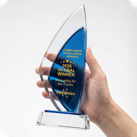 Trophée Bateau à Voile en Cristal Personnalisé – Plaque Gravée avec Accents Bleus pour les Lauréats Innovateurs de la Lideresse Mondiale