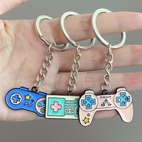 Vente directe d'usine porte-clés machine de jeu personnalisée émail dur doux porte-clés souvenirs avec carte d'emballage personnalisée